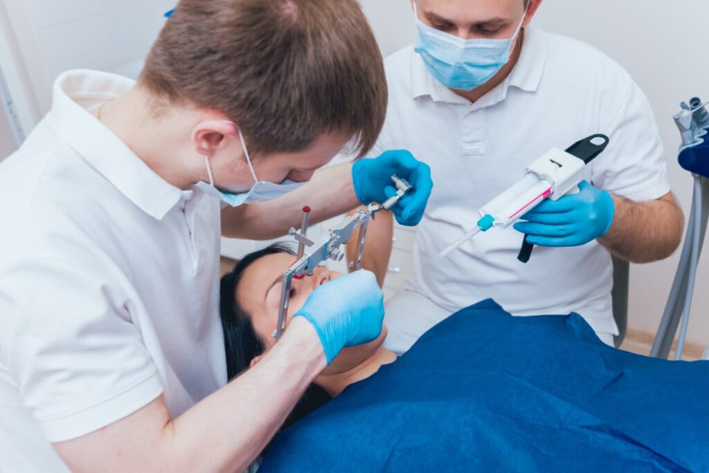 Descubra como a cirurgia guiada no HOE oferece mais precisão e segurança em seus procedimentos odontológicos, garantindo resultados rápidos e minimamente invasivos.