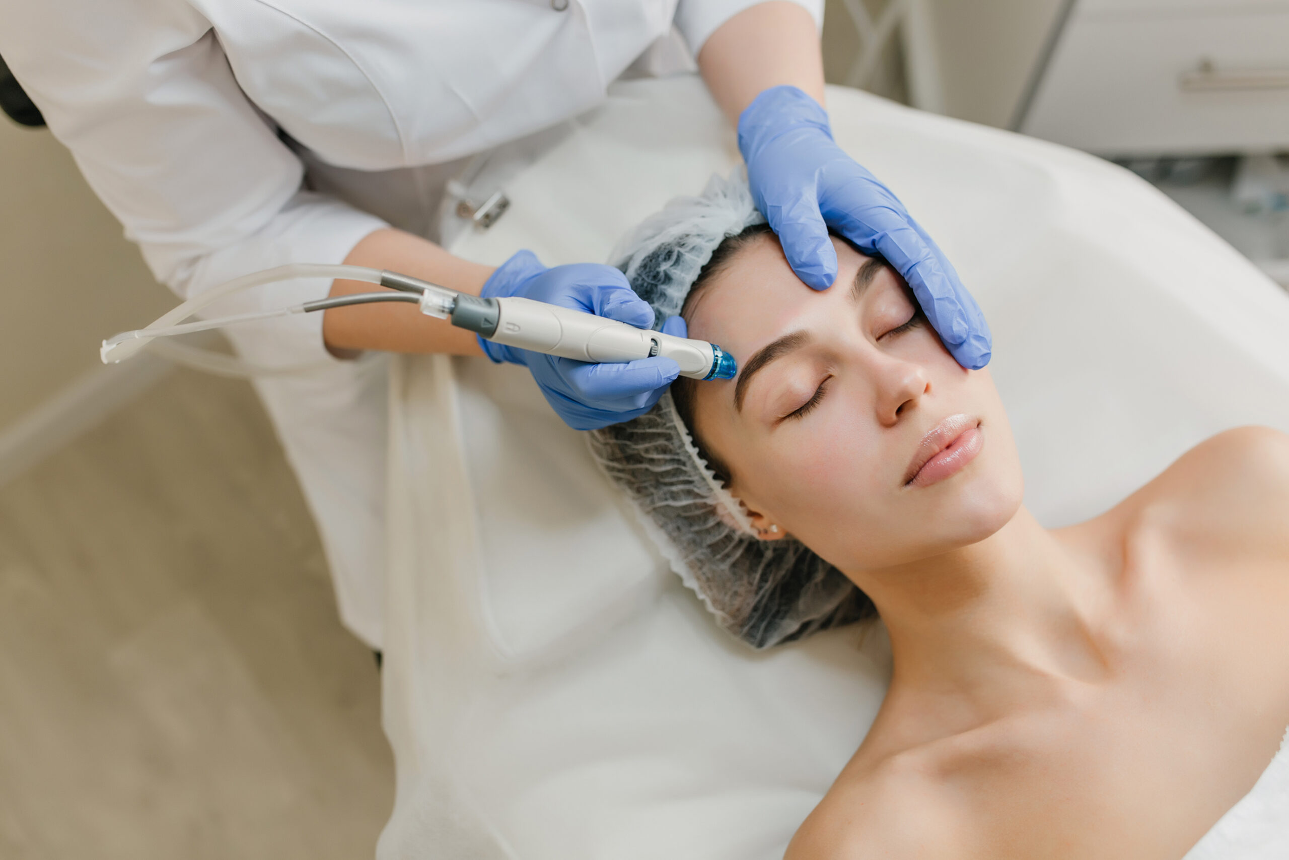 Vista de cima do rejuvenescimento de uma mulher desfrutando de procedimentos de harmonização facial em uma clínica especializada. Dermatologia, mãos em brilhos azuis, cuidados de saúde, terapia