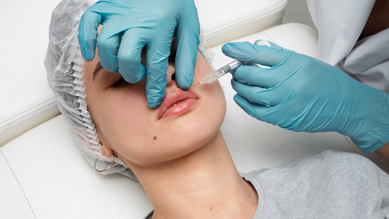 Procedimento de preenchimento labial sendo realizado com ácido hialurônico