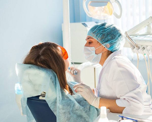 Ambiente moderno de hospital especializado em odontologia com equipamentos de alta tecnologia, equipe médica e estrutura hospitalar completa.