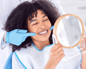 Sorriso harmônico de paciente após aplicação de lentes de contato dental, representando resultado estético natural e profissional.