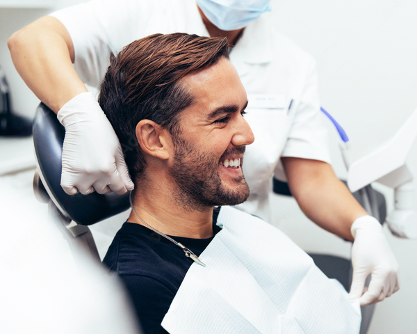 Sorriso harmônico de paciente após aplicação de lentes de contato dental, representando resultado estético natural e profissional.