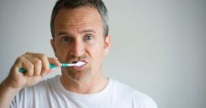 A falta de dentes pode afetar a saúde de todo o corpo: digestão, nutrição, perda óssea, problemas na ATM e envelhecimento facial. Não é só estética.