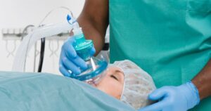 Descubra se sedação consciente em cirurgia de implante é segura. Resposta direta sobre segurança, monitoramento e quando o procedimento é recomendado.